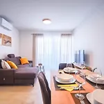 Apartment Lola & Bela - Free Parking & Balcony Pula